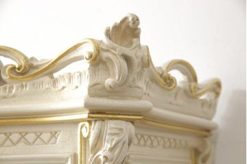 中古　美品　SILIK(シリック)　ロココ調　背面鏡張り　繊細な装飾が魅力!エレガントな佇まいのキャビネット(キュリオケース、ガラスケース、ショーケース、飾り棚、陳列棚、店舗什器)(定価約115万円)(R-054452)