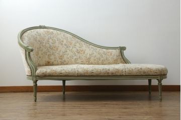 中古　高級輸入家具　ヨーロッパ　優しい色合いで上品な雰囲気を醸し出すシェーズロング(カウチソファ、長椅子)(R-054453)