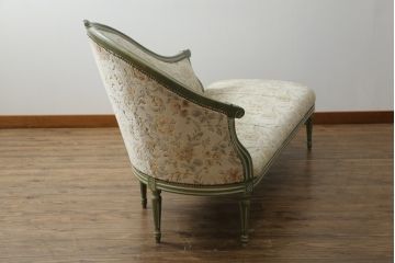 中古　高級輸入家具　ヨーロッパ　優しい色合いで上品な雰囲気を醸し出すシェーズロング(カウチソファ、長椅子)(R-054453)