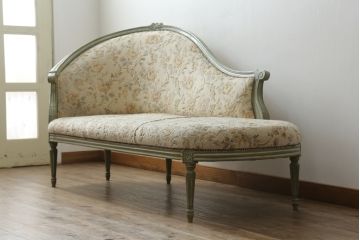 中古　高級輸入家具　ヨーロッパ　優しい色合いで上品な雰囲気を醸し出すシェーズロング(カウチソファ、長椅子)(R-054453)