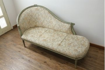 中古　高級輸入家具　ヨーロッパ　優しい色合いで上品な雰囲気を醸し出すシェーズロング(カウチソファ、長椅子)(R-054453)