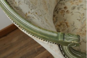 中古　高級輸入家具　ヨーロッパ　優しい色合いで上品な雰囲気を醸し出すシェーズロング(カウチソファ、長椅子)(R-054453)