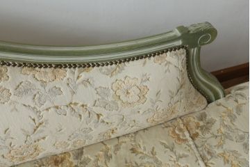 中古　高級輸入家具　ヨーロッパ　優しい色合いで上品な雰囲気を醸し出すシェーズロング(カウチソファ、長椅子)(R-054453)