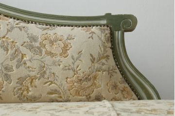 中古　高級輸入家具　ヨーロッパ　優しい色合いで上品な雰囲気を醸し出すシェーズロング(カウチソファ、長椅子)(R-054453)