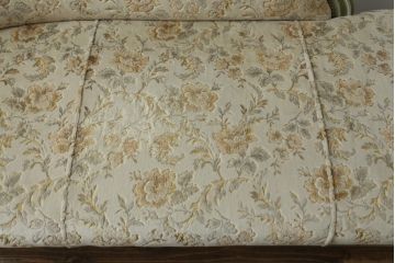 中古　高級輸入家具　ヨーロッパ　優しい色合いで上品な雰囲気を醸し出すシェーズロング(カウチソファ、長椅子)(R-054453)