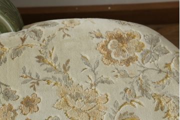中古　高級輸入家具　ヨーロッパ　優しい色合いで上品な雰囲気を醸し出すシェーズロング(カウチソファ、長椅子)(R-054453)