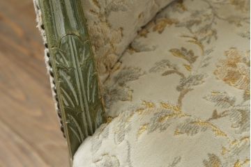 中古　高級輸入家具　ヨーロッパ　優しい色合いで上品な雰囲気を醸し出すシェーズロング(カウチソファ、長椅子)(R-054453)