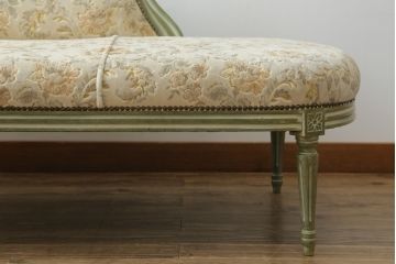 中古　高級輸入家具　ヨーロッパ　優しい色合いで上品な雰囲気を醸し出すシェーズロング(カウチソファ、長椅子)(R-054453)