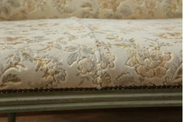中古　高級輸入家具　ヨーロッパ　優しい色合いで上品な雰囲気を醸し出すシェーズロング(カウチソファ、長椅子)(R-054453)
