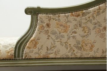 中古　高級輸入家具　ヨーロッパ　優しい色合いで上品な雰囲気を醸し出すシェーズロング(カウチソファ、長椅子)(R-054453)