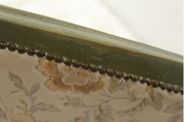 中古　高級輸入家具　ヨーロッパ　優しい色合いで上品な雰囲気を醸し出すシェーズロング(カウチソファ、長椅子)(R-054453)
