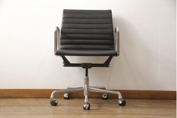 中古　超美品　Hermanmiller(ハーマンミラー社)　イームズアルミナムグループ　本革　キャスター付き　クラシカルな佇まいが魅力的なマネジメントチェア(レザー、オフィスチェア、アームチェア、椅子)(定価約30万円)(R-054455)