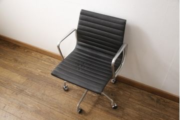 中古　超美品　Hermanmiller(ハーマンミラー社)　イームズアルミナムグループ　本革　キャスター付き　クラシカルな佇まいが魅力的なマネジメントチェア(レザー、オフィスチェア、アームチェア、椅子)(定価約30万円)(R-054455)