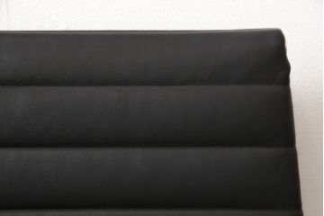 中古　超美品　Hermanmiller(ハーマンミラー社)　イームズアルミナムグループ　本革　キャスター付き　クラシカルな佇まいが魅力的なマネジメントチェア(レザー、オフィスチェア、アームチェア、椅子)(定価約30万円)(R-054455)