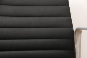中古　超美品　Hermanmiller(ハーマンミラー社)　イームズアルミナムグループ　本革　キャスター付き　クラシカルな佇まいが魅力的なマネジメントチェア(レザー、オフィスチェア、アームチェア、椅子)(定価約30万円)(R-054455)