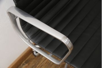 中古　超美品　Hermanmiller(ハーマンミラー社)　イームズアルミナムグループ　本革　キャスター付き　クラシカルな佇まいが魅力的なマネジメントチェア(レザー、オフィスチェア、アームチェア、椅子)(定価約30万円)(R-054455)