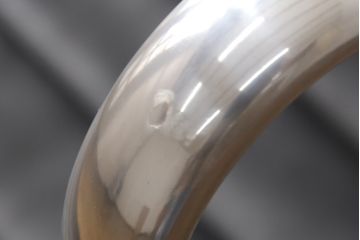 中古　超美品　Hermanmiller(ハーマンミラー社)　イームズアルミナムグループ　本革　キャスター付き　クラシカルな佇まいが魅力的なマネジメントチェア(レザー、オフィスチェア、アームチェア、椅子)(定価約30万円)(R-054455)
