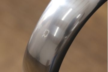 中古　超美品　Hermanmiller(ハーマンミラー社)　イームズアルミナムグループ　本革　キャスター付き　クラシカルな佇まいが魅力的なマネジメントチェア(レザー、オフィスチェア、アームチェア、椅子)(定価約30万円)(R-054455)