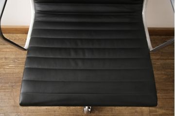 中古　超美品　Hermanmiller(ハーマンミラー社)　イームズアルミナムグループ　本革　キャスター付き　クラシカルな佇まいが魅力的なマネジメントチェア(レザー、オフィスチェア、アームチェア、椅子)(定価約30万円)(R-054455)