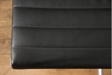 中古　超美品　Hermanmiller(ハーマンミラー社)　イームズアルミナムグループ　本革　キャスター付き　クラシカルな佇まいが魅力的なマネジメントチェア(レザー、オフィスチェア、アームチェア、椅子)(定価約30万円)(R-054455)