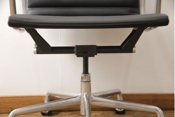 中古　超美品　Hermanmiller(ハーマンミラー社)　イームズアルミナムグループ　本革　キャスター付き　クラシカルな佇まいが魅力的なマネジメントチェア(レザー、オフィスチェア、アームチェア、椅子)(定価約30万円)(R-054455)