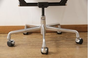中古　超美品　Hermanmiller(ハーマンミラー社)　イームズアルミナムグループ　本革　キャスター付き　クラシカルな佇まいが魅力的なマネジメントチェア(レザー、オフィスチェア、アームチェア、椅子)(定価約30万円)(R-054455)