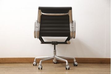 中古　超美品　Hermanmiller(ハーマンミラー社)　イームズアルミナムグループ　本革　キャスター付き　クラシカルな佇まいが魅力的なマネジメントチェア(レザー、オフィスチェア、アームチェア、椅子)(定価約30万円)(R-054455)