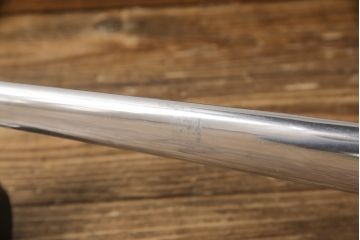 中古　超美品　Hermanmiller(ハーマンミラー社)　イームズアルミナムグループ　本革　キャスター付き　クラシカルな佇まいが魅力的なマネジメントチェア(レザー、オフィスチェア、アームチェア、椅子)(定価約30万円)(R-054455)