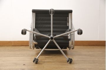 中古　超美品　Hermanmiller(ハーマンミラー社)　イームズアルミナムグループ　本革　キャスター付き　クラシカルな佇まいが魅力的なマネジメントチェア(レザー、オフィスチェア、アームチェア、椅子)(定価約30万円)(R-054455)