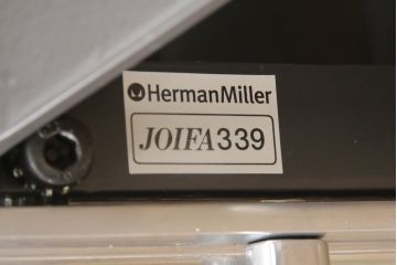 中古　超美品　Hermanmiller(ハーマンミラー社)　イームズアルミナムグループ　本革　キャスター付き　クラシカルな佇まいが魅力的なマネジメントチェア(レザー、オフィスチェア、アームチェア、椅子)(定価約30万円)(R-054455)