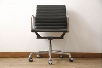 中古　超美品　Hermanmiller(ハーマンミラー社)　イームズアルミナムグループ　本革　キャスター付き　クラシカルな佇まいが魅力的なマネジメントチェア(レザー、オフィスチェア、アームチェア、椅子)(定価約30万円)(R-054456)