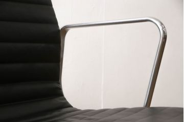 中古　超美品　Hermanmiller(ハーマンミラー社)　イームズアルミナムグループ　本革　キャスター付き　クラシカルな佇まいが魅力的なマネジメントチェア(レザー、オフィスチェア、アームチェア、椅子)(定価約30万円)(R-054456)
