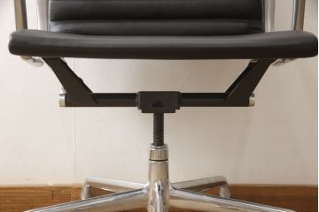 中古　超美品　Hermanmiller(ハーマンミラー社)　イームズアルミナムグループ　本革　キャスター付き　クラシカルな佇まいが魅力的なマネジメントチェア(レザー、オフィスチェア、アームチェア、椅子)(定価約30万円)(R-054456)