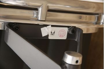 中古　超美品　Hermanmiller(ハーマンミラー社)　イームズアルミナムグループ　本革　キャスター付き　クラシカルな佇まいが魅力的なマネジメントチェア(レザー、オフィスチェア、アームチェア、椅子)(定価約30万円)(R-054456)