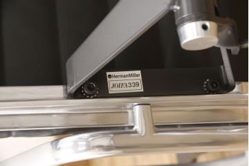 中古　超美品　Hermanmiller(ハーマンミラー社)　イームズアルミナムグループ　本革　キャスター付き　クラシカルな佇まいが魅力的なマネジメントチェア(レザー、オフィスチェア、アームチェア、椅子)(定価約30万円)(R-054456)