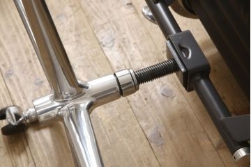 中古　超美品　Hermanmiller(ハーマンミラー社)　イームズアルミナムグループ　本革　キャスター付き　クラシカルな佇まいが魅力的なマネジメントチェア(レザー、オフィスチェア、アームチェア、椅子)(定価約30万円)(R-054456)