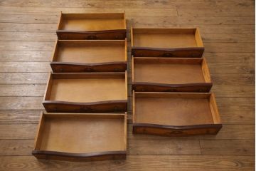 中古　美品　イタリア輸入家具　細やかな象嵌細工と脚の真鍮金具が美しいチェスト(引き出し、縦型チェスト)(R-054461)