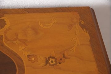中古　美品　イタリア輸入家具　細やかな象嵌細工と脚の真鍮金具が美しいチェスト(引き出し、縦型チェスト)(R-054461)