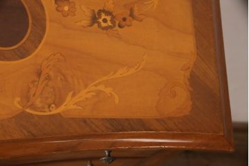 中古　美品　イタリア輸入家具　細やかな象嵌細工と脚の真鍮金具が美しいチェスト(引き出し、縦型チェスト)(R-054461)