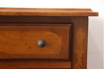 中古　美品　イタリア輸入家具　細やかな象嵌細工と脚の真鍮金具が美しいチェスト(引き出し、縦型チェスト)(R-054461)