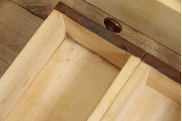 中古　北海道民芸家具　深みのある色合いが美しい小引き出し(チェスト、整理箱)(R-054464)