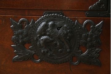 和製アンティーク　最高級　唐獅子金具　前面玉杢　最上手の金具とケヤキ玉杢が高級感たっぷりの二段重ね相馬箪笥・上段(仙台箪笥、和たんす、収納箪笥、引き出し)(R-054466)