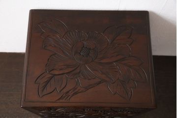 中古　美品　伝統工芸　日光彫り　大胆にあしらわれた花の図柄が魅力的な小引き出し(小物収納・卓上収納)(R-054470)
