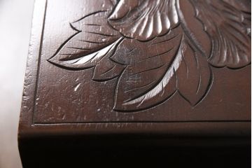 中古　美品　伝統工芸　日光彫り　大胆にあしらわれた花の図柄が魅力的な小引き出し(小物収納・卓上収納)(R-054470)