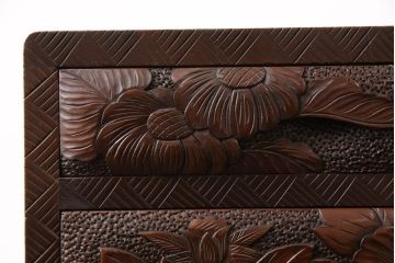中古　美品　伝統工芸　日光彫り　大胆にあしらわれた花の図柄が魅力的な小引き出し(小物収納・卓上収納)(R-054470)