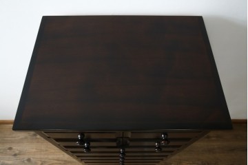 中古　国産　民芸家具　勇峰工芸　シックな佇まいが大人の空間を演出する、人気のハイチェスト　(R-054477)