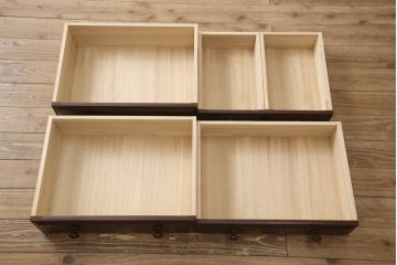 中古　北海道民芸家具　小振りなサイズ感が取り入れやすいシックなチェスト(引き出し、小タンス)(R-054478)