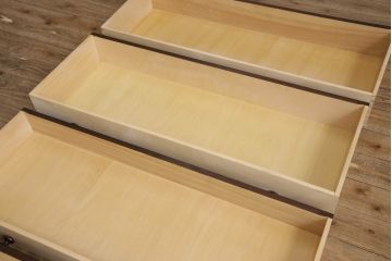 中古　北海道民芸家具　取り入れやすいサイズが嬉しい!落ち着きのある大人の空間を演出するローチェスト(引き出し、ローボード)(R-054484)