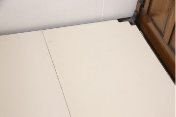 アンティーク家具　イギリス　オーク材　直線的なデザインとツイストレッグの挽き物加工が魅力!クラシカルな佇まいのベッドフレーム(セミダブル)(R-054490)