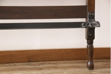 アンティーク家具　イギリス　オーク材　直線的なデザインとツイストレッグの挽き物加工が魅力!クラシカルな佇まいのベッドフレーム(セミダブル)(R-054490)